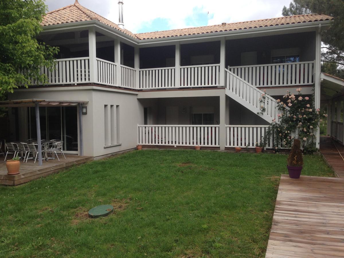 Domaine De Giron Bed & Breakfast Moulis-en-Medoc Exterior photo